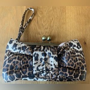 4 / 20$ Cheetah Print Bow Clutch